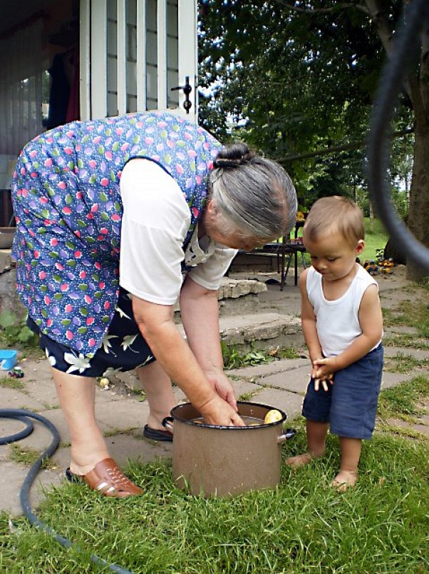 pomagam prababci Tej Babci nie ma już między nami... z Nieba czuwa nad wnukami