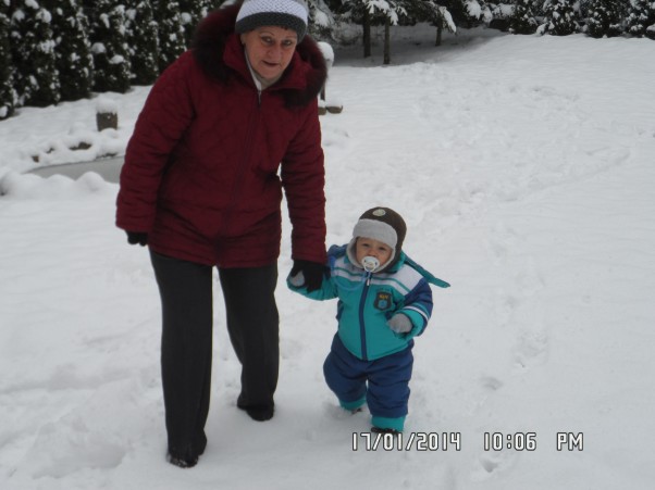 Zdjęcie zgłoszone na konkurs eBobas.pl Olek z Babcią Irenką.Zabawa na śniegu:&#41;