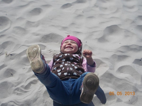 Wiosenne turlanie na plaży. Radość Julii nad morzem i radocha z powodu dużej ilości ciepłego piasku :&#41;