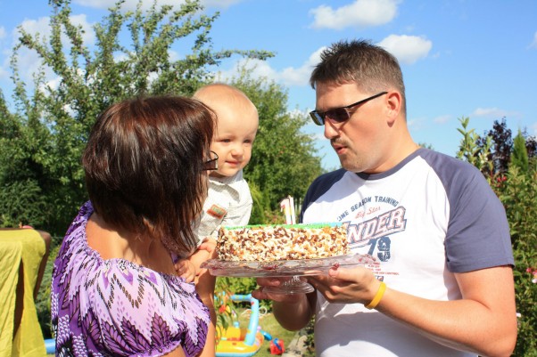 Zdjęcie zgłoszone na konkurs eBobas.pl Mój pierwszy tort w życiu :&#41; Ze zdmuchaniem świeczki musimy jeszcze poćwiczyć ;&#41;