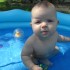 Moj synek od urodzenia kocha pływać w zimie uczystniczymy z nim na zajęcia w basenie a latem wygrzewamy sie koło domu.