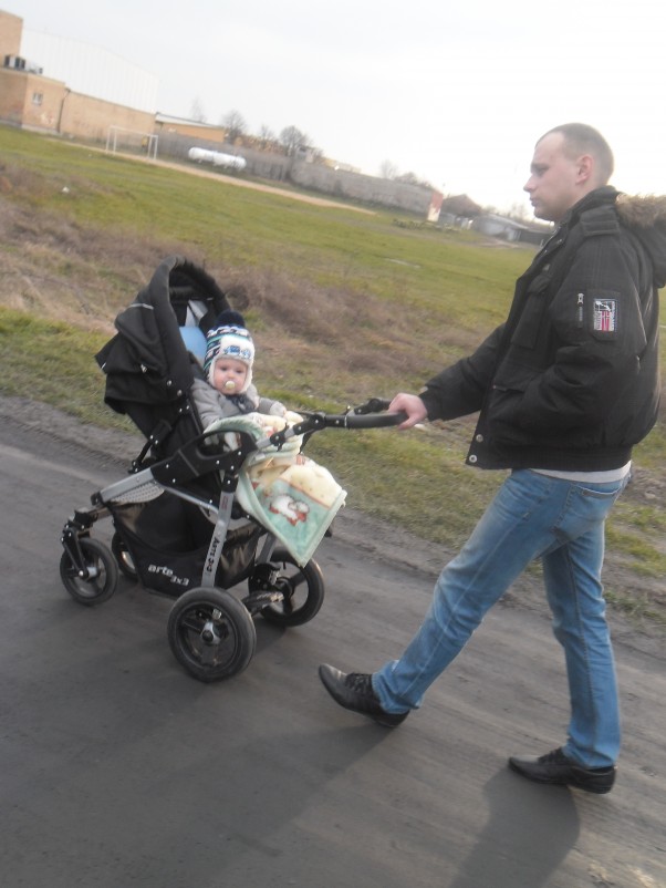 spacerek nie ma to jak codzienne spacery z tata ,dumny tata prowadzi wózek a mamusia uwiecznia te piękne chwile syna z tatą