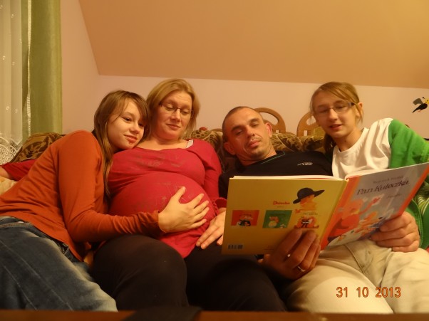cała rodzinka w kąplecie na zdjęciu są moje 14 letnie córki KLaudia i Karolina no i oczywiście tatuś Wiesiek,który czyta bajki dzidziusiowi