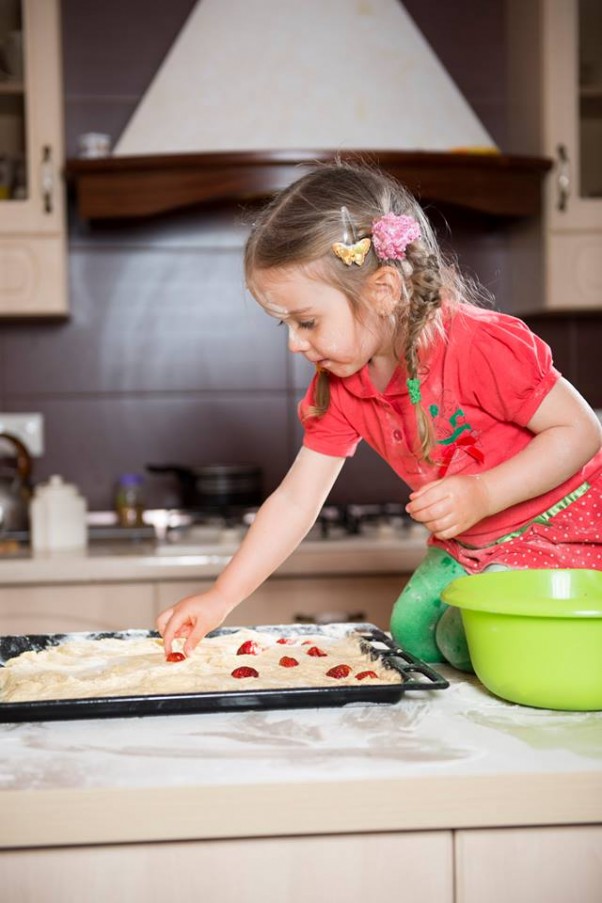 Pieczenie ciasta Mama zawsze potrafi coś wymyślić żebym się nie nudziłam i żeby była z tego korzyść. Naszym najlepszym sposobem na nudę jest pieczenie ciasta. \nUwielbiam z mamą piec ciasta bo mamy przy tym mnóstwo zabawy i możemy sobie porozmawiać. \n