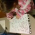Pierwsze sławne obrazy 2 letniej Zuzi przedstawiają jej zakręcony świat. Pisak i kartka zawsze jej towarzyszą nawet na 10 minut przed spaniem. \n 