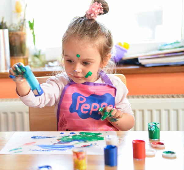Farbami malowane  2,5 letnia Zuzia uwielbia malować farbkami nie tylko obrazy na kartkach ale również swoją twarz 