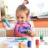 2,5 letnia Zuzia uwielbia malować farbkami nie tylko obrazy na kartkach ale również swoją twarz 