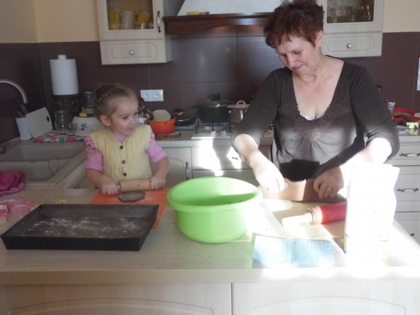 Pierniki Zuzia uwielbia pomagać w kuchni. Razem z babcią robiła pierniczki, które wyszły piękne i smaczne