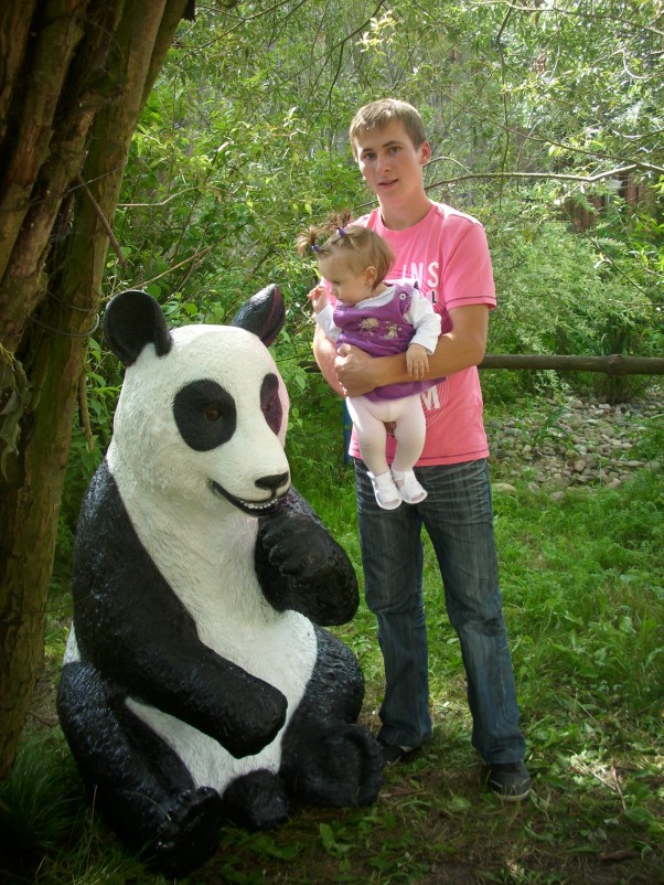 Spotkanie z pandom Pierwszy raz wybrałam się w podróż z wujem i już zabrał mnie w takie piękne miejsce. Zapoznał mnie z mieszkańcami zoo, a panda nawet chciała pozować do zdjęcia.  