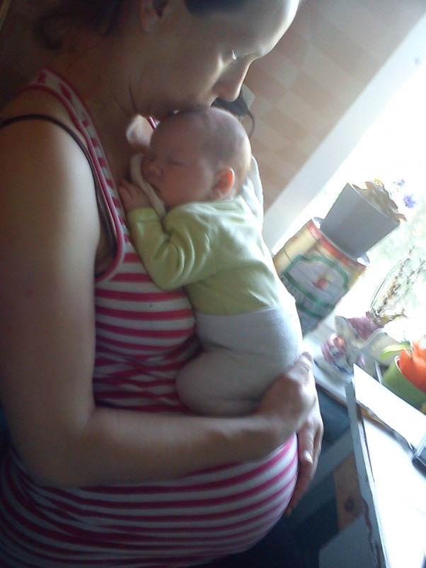 Zdjęcie zgłoszone na konkurs eBobas.pl Mała Antosia uwielbiała zasypiać na brzuszku cioci,która 3m&#45;ce póżniej urodziła słodkie bliżniaki Kacperka i Martynkę...