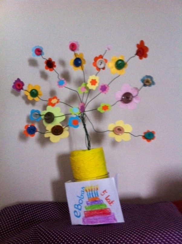 Zdjęcie zgłoszone na konkurs eBobas.pl Moje dzieciaki wykonały dla ebobas z okazji 5&#45;tych urodzin drzewko szczęścia, na którym rośnie bardzo dużo kolorowych kwiatków, wykonanych z kolorowego papieru i guzików!!! Wszystkiego najpiękniejszego!!!!!!!!!