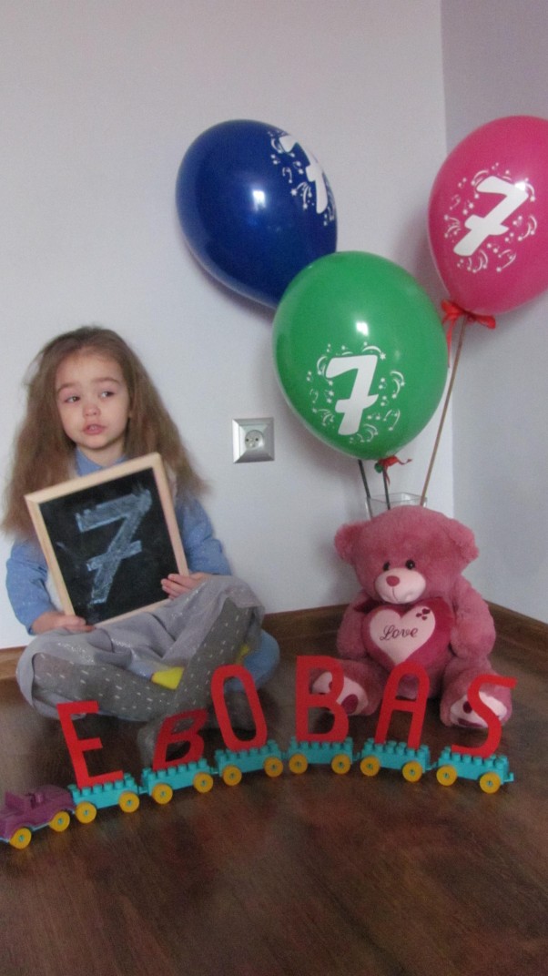 Zdjęcie zgłoszone na konkurs eBobas.pl 20 marca zbliża się wielkimi krokami,\n      a to dzień szczególny,\nbo świętujemy go razem z ebobasami,\n     7 urodziny spędzamy,\n       w balonach tłoku,\nbo takie święto się obchodzi\n       tylko raz w roku !!!!!!