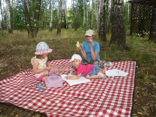 Zdjęcie zgłoszone na konkurs eBobas.pl Relaks na łonie natury super rzecz piknik rodzinny jak pogoda dopisuje trzeba korzystać bo to grzech.\nZuzia 2 latka z siostrzenicą 3 letnią Gabrysią i najukochańszą siostrzyczką Sandrą w roli opiekunki . Oj mamo my tylko malujemy he he nie przeszkadzaj nam :&#41;