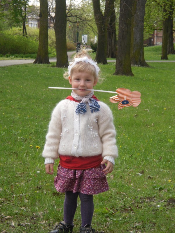 Zdjęcie zgłoszone na konkurs eBobas.pl Zuzia 2 latka w parku w piękny wiosenny dzień :&#41; Gra w zielone 