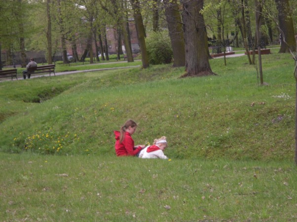 Zdjęcie zgłoszone na konkurs eBobas.pl Jak Zielona nam i wesoło wszędzie jest córcie zbierają kwiatuszki do koszyczka \nZuzanka 2 latka z siostrą