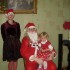 Zuzia 2 latka \nZuzanka z Św. Mikołajem wraz ze skrzatem super zdjęcie na grudniowy miesiąc w kalendarzu.