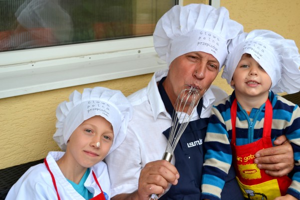 Zdjęcie zgłoszone na konkurs eBobas.pl Wspólne z tatą gotowanie nie ważne czy deser, kolacja czy śniadanie. najważniejsze , że  sprawia nam radość.