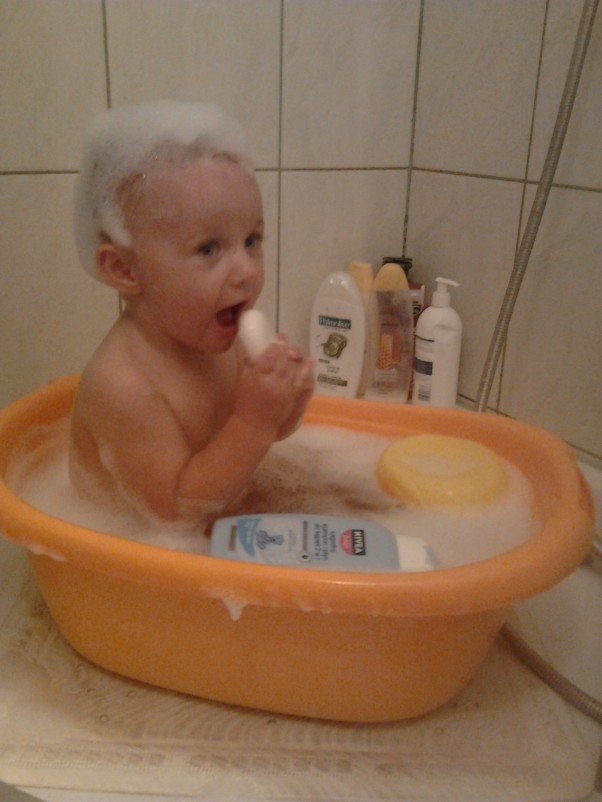 uwielbiam pluskać się,a zabawa mydełkiem sprawia mi dużo radości:&#41; Hania podczas wieczornej kąpieli:&#41;