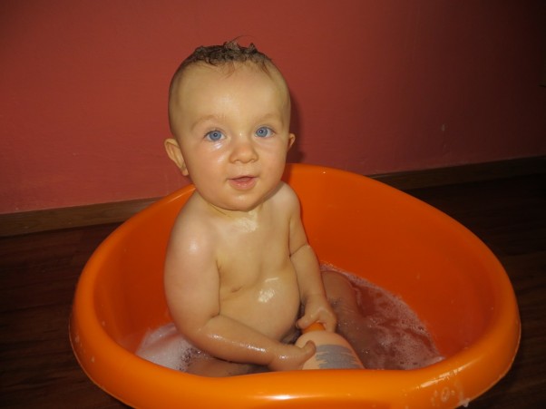 Zdjęcie zgłoszone na konkurs eBobas.pl maksiu podczas kąpieli uwielbia chlapać woda po całym pokoju