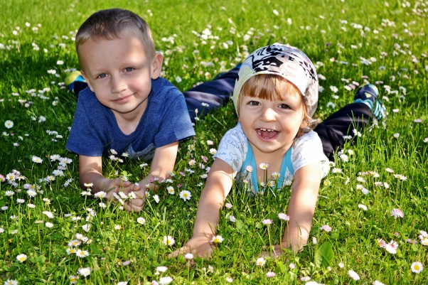 Zdjęcie zgłoszone na konkurs eBobas.pl Wśród traw zielonych,\nWśród stokrotek ulubionych,\nSzaleją moje dwa serduszka,\nZ uśmiechem od uszka do uszka!