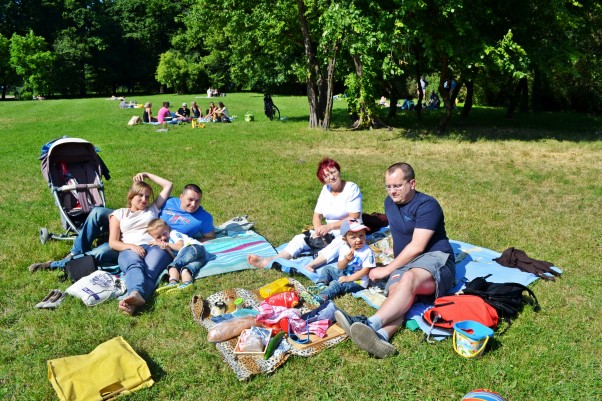 Zdjęcie zgłoszone na konkurs eBobas.pl Gdy pogoda dopisuje,\nNasza rodzinka piknik organizuje,\nNa kocyku leniwe wylegiwanie,\nSmakołyków zajadanie,\nMaluchy uwielbiają takie bliskie spotkania z naturą,\nGdy choć na chwilę opuszczamy codzienność blokowisk szaro&#45;burą!