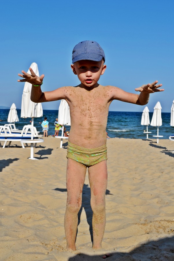 Zdjęcie zgłoszone na konkurs eBobas.pl Jeśli jeszcze nie wiecie,\nJaką zabawę kocha każde dziecię,\nProponuję w piasku tarzanie,\nI egipskiej mumii udawanie,\nAlbo zabawa w piaskowego stwora,\nKtórego tylko wielka woda pokonać jest skora!\n\n