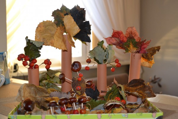 Zdjęcie zgłoszone na konkurs eBobas.pl Jesieni nastał czas,\nZatem tworzymy kasztanowo&#45;liściasty las,\nKubuś uwielbia takie zabawy,\nKtóre dodają manualnej wprawy.