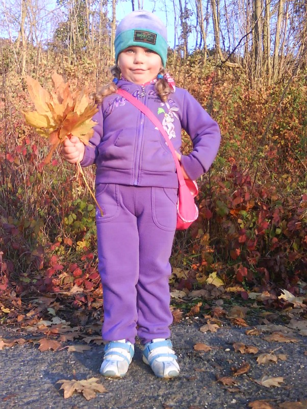 Zdjęcie zgłoszone na konkurs eBobas.pl Jesienny spacerek z jesiennym bukietem z pięknych jesiennych kolorowych listków :&#41;