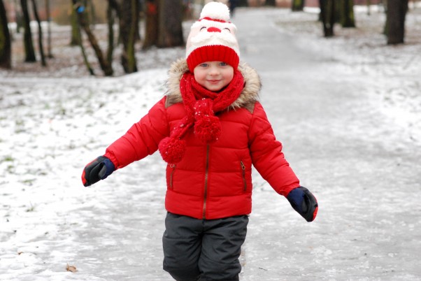 Zimowe spacery Podczas zimy najczęściej na spacer do parku się wybieramy. Ciepła czapkę Mikołajka, rękawice Batmana zakładamy. Nie straszny nam mróz i śnieg bo my zimowe zabawy na dworze bardzo kochamy:&#41;