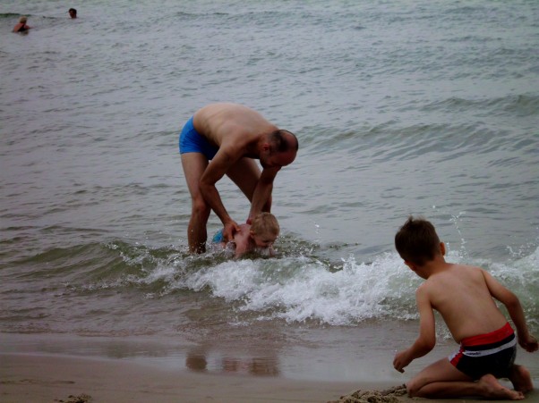 Pierwsza kąpiel w Bałtyku Z tatą to &quot;wielka&quot; woda mi nie straszna. Razem pokonamy najwyższe fale.