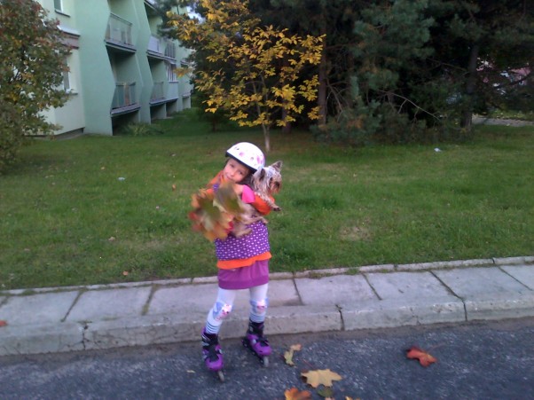 Bolko&#45;Listek i Zosieńka :&#41; Moja Zosia najbardziej lubi szaleć na rolkach, razem ze swoim pieskiem Bolusiem. Zdjęcie jesienne zrobione wczoraj :&#41;