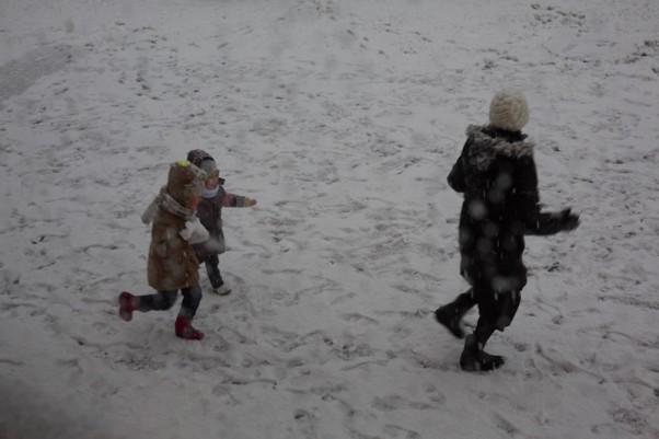 Zimowe zabawy Śnieg sypie,mróz szczypie,ubrania mokre,ale śnieżna zabawa trwa na całego.Wnuczki atakują śnieżkami babcię,która zwinnie przed nimi ucieka:&#45;&#41;