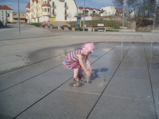 Zdjęcie zgłoszone na konkurs eBobas.pl A miała tylko umyć rączki...Nie ma to jak ochłodzić się w fontannie w upalny dzień.Do domu wróciła cała mokra:&#45;&#41;