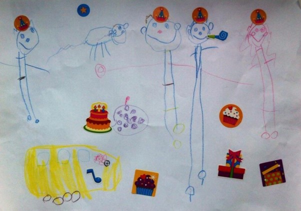Rodzinka w komplecie Urodzinowy rysunek,na którym znajduje sie ciocia,wujek,brat cioteczny,kot i dwie cioteczne siostry,z ktorych jedna jedzie busem spiewajac piosenki.Na rysunku znajduje sie rowniez kot.Sa czapeczki urodzinowe,prezenty i tort:&#45;&#41;
