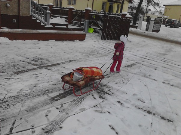 Na sankach z siostrą. Pierwsza zima Lenki i pierwsza przejażdżka na sankach,które ciągnęła starsza siostrzyczka:&#45;&#41;