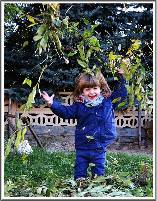 Zabawne liście Kto mówi,że jesień jest szara i bura...?\nGdy liście tęczowych kolorów nabierają,\nsmyki się cieszą,w górę nimi rzucają.\nTo świetna zabawa,radości co nie miara,\nmaluszek zadowolony&#45;w końcu przyszła Piękna,Złota Jesień&#45;magiczna i zaczarowana :&#41;