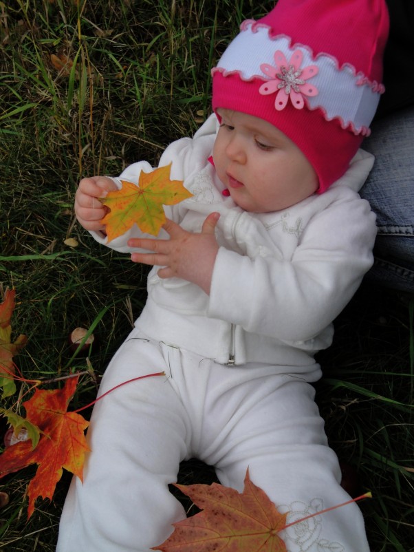 ... Żółte listki są takie piękne :&#41; Fascynacja córci jesiennymi liśćmi :&#41;