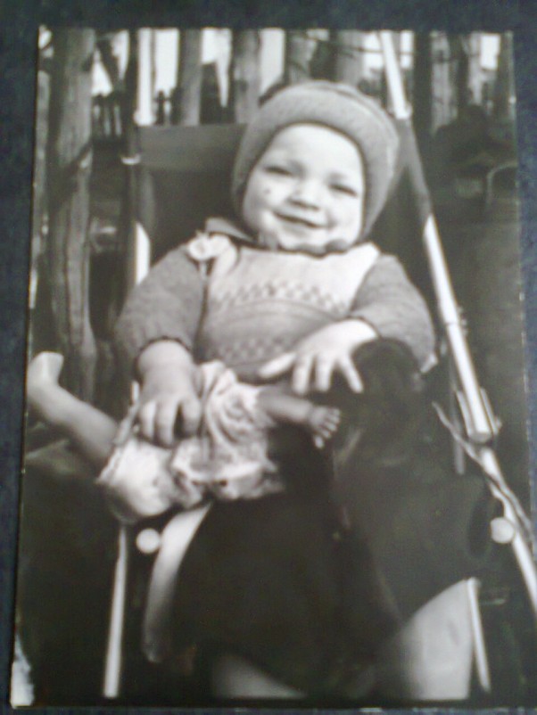 mała Jowitka w wózeczku Mała Jowitka w wózeczku, u babci na wsi, z ukochaną lalką Kasią.\nCzas spędzony u babci był tym czasem, który ukształtował mnie i podbudował na całe zycie