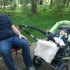 Rodzinna, wiosenna wyprawa do parku. Michałek z Tatą odpoczywają a mama uwiecznia to na zdjęciu.