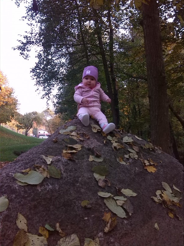 Zdjęcie zgłoszone na konkurs eBobas.pl Tatuś z mamusią zabrali mnie na jesienny spacerek, w czasie którego wdrapałam się na taaak ogromny kamyczek &#40;a mam dopiero 5,5 miesiąca&#41; Troszkę pomógł mi mój tatuś :D. Pozdrawiam wszystkich. Marcelinka