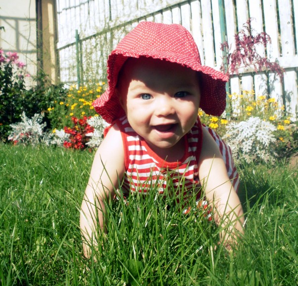W ogrodzie... Uśmiech dziecka daje więcej ciepła niż słońce :&#41;