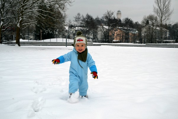 Zdjęcie zgłoszone na konkurs eBobas.pl Piotruś i jego pierwszy w życiu śnieg. Radość była ogromna :&#41;