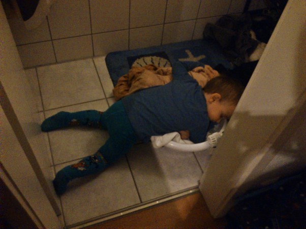 Zdjęcie zgłoszone na konkurs eBobas.pl Piotrek uwielbia pomagać, jednak jak wiadomo jest to bardzo wyczerpujące zajęcie :&#41;\nSynek postanowił zrobić wieczorne pranie, jednak w połowie pracy zasnął :&#41;