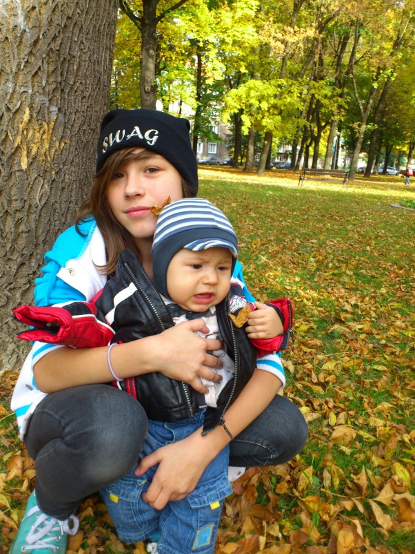  Pierwsza jesień Maksa Maks z siostrą Wiktorią na spacerze w parku