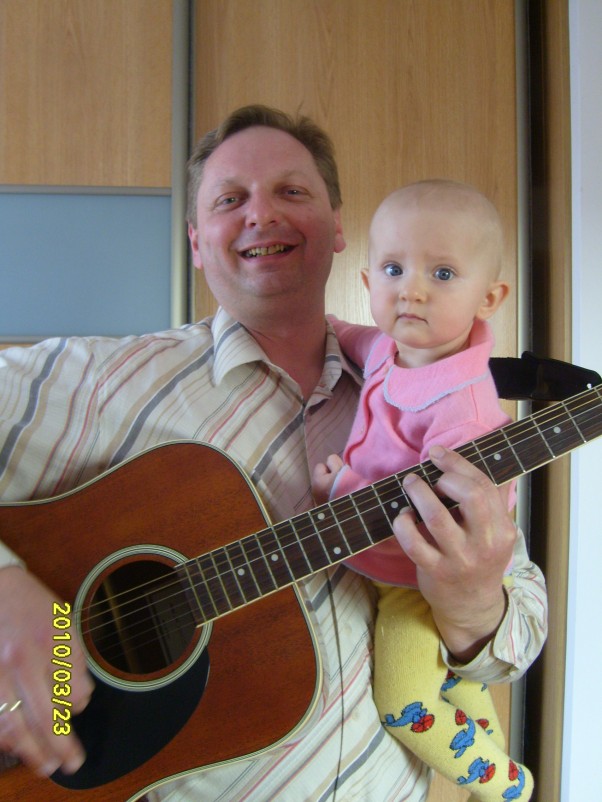 Zdjęcie zgłoszone na konkurs eBobas.pl gram na gitarce jak mój tatuś