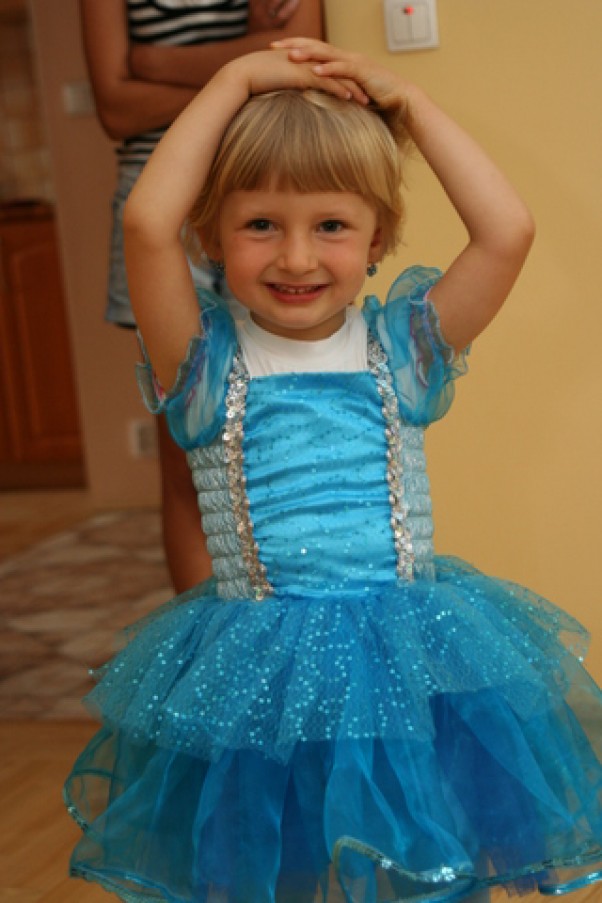 Bławatkowa Panienka Moja córusia &#45; 3 letnia Karolinka w oczekiwaniu na wyjcie na bal