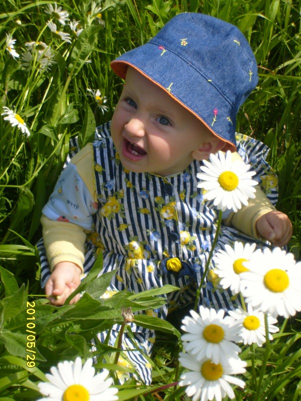 Zdjęcie zgłoszone na konkurs eBobas.pl zabawa kwiatami pachnąca