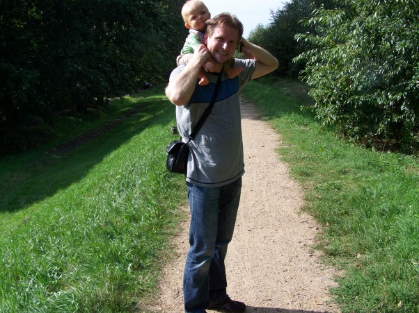 Letni spacer z tatą Chociaż jestem mały jak perełka, to z ramion tatusia lubię na świat zerkać.