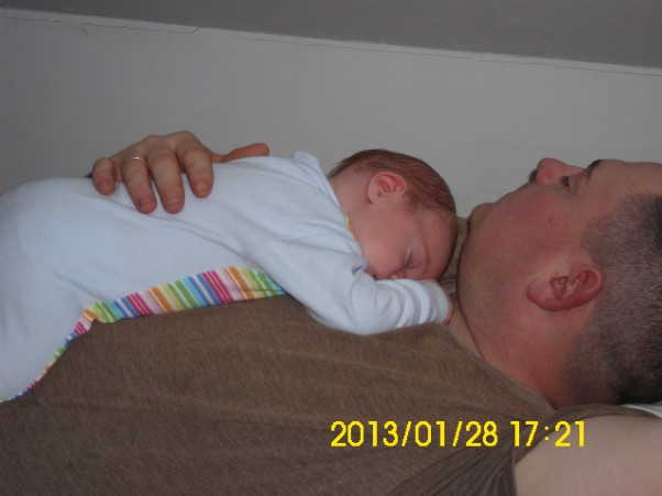 Śpiochy Tata usypiajac synka sam zasnął.