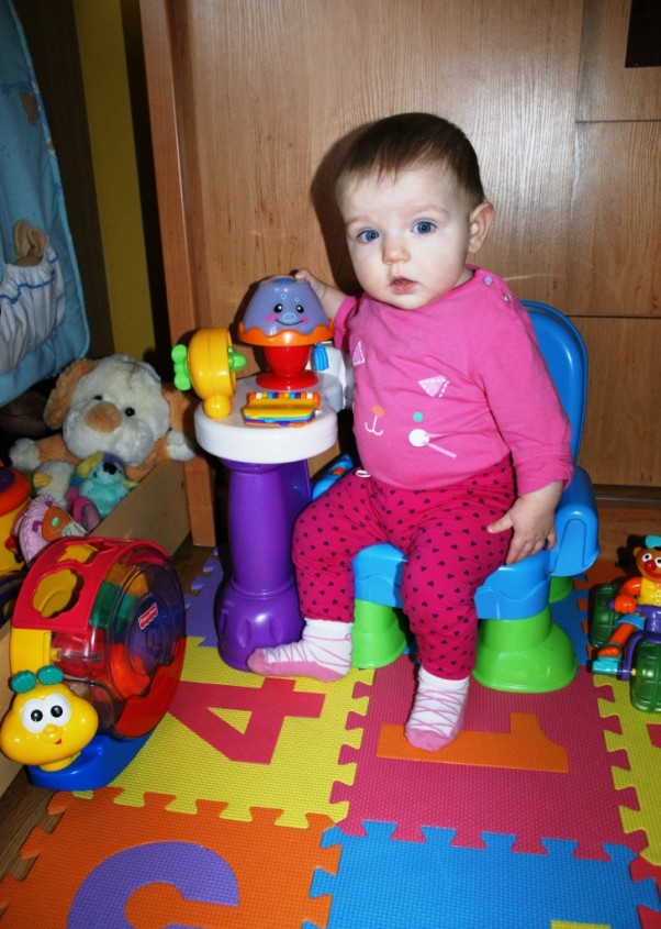 Zdjęcie zgłoszone na konkurs eBobas.pl Tosia  z jej ulubioną zabawką &#45;krzesełkiem